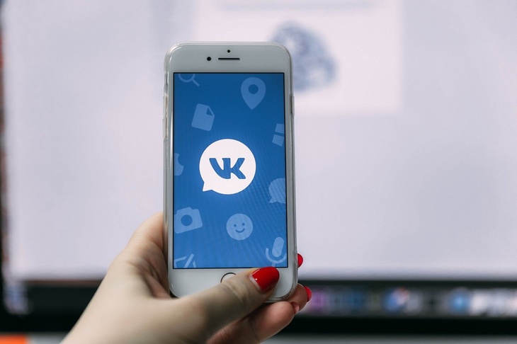 смартфон с приложением «ВКонтакте»
