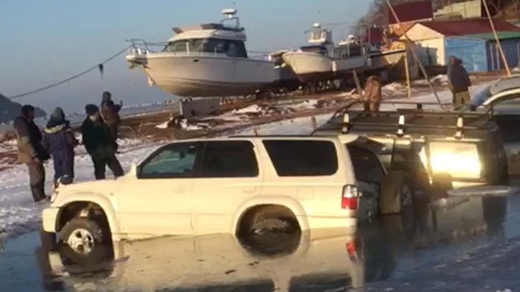 Во Владивостоке ушли под лед около 30 машин рыбаков