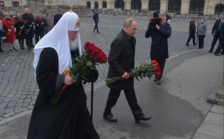 Путин возложил цветы к монументу «Рубежный камень» в Ленобласти, где был ранен его отец
