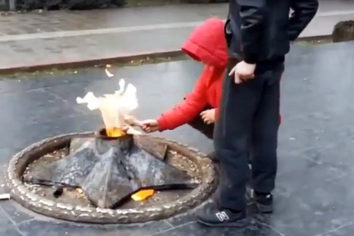 Подростки жарят шашлык на "Вечном огне"