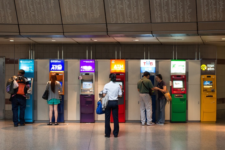 Люди у банкоматов