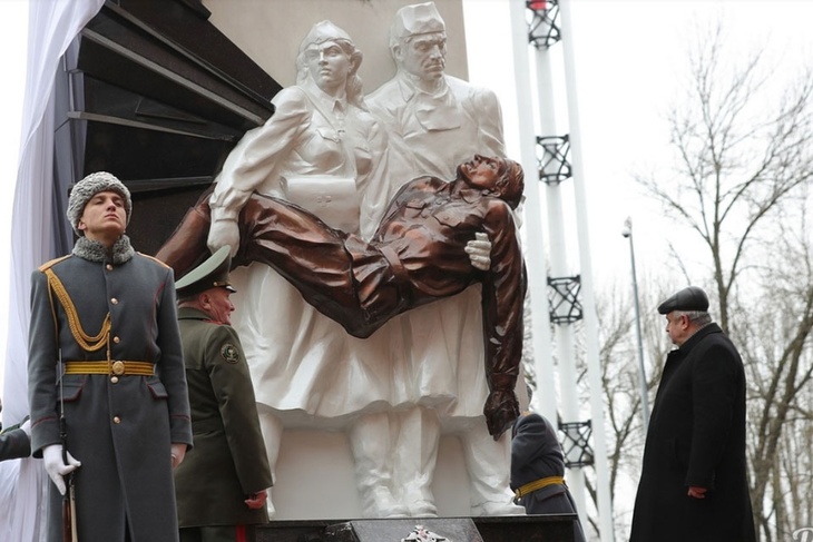 В пабликах Ростова-на-Дону пользователи устроили битву под снимком памятника военным врачам