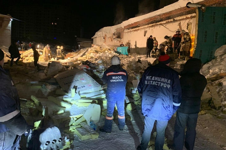 Один человек погиб при обрушении крыши кафе в Новосибирске