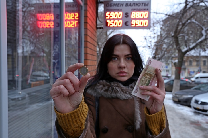 «Рубль покатился за нефтью»: эксперт объяснил резкое падение курса российской валюты 
