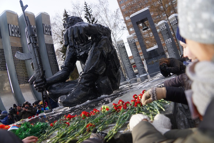 Церемония возложения цветов к мемориалу войнам-интернационалистам