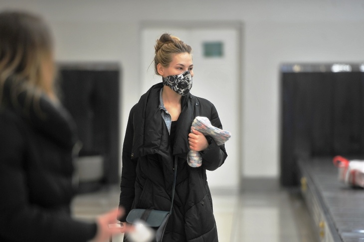 девушка в маске в аэропорту