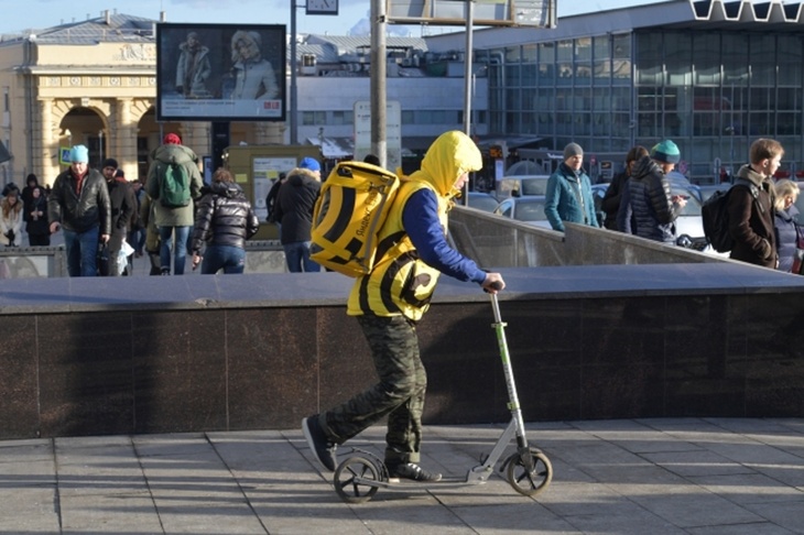 Сотрудник "Яндекс.Еда" на улицах города