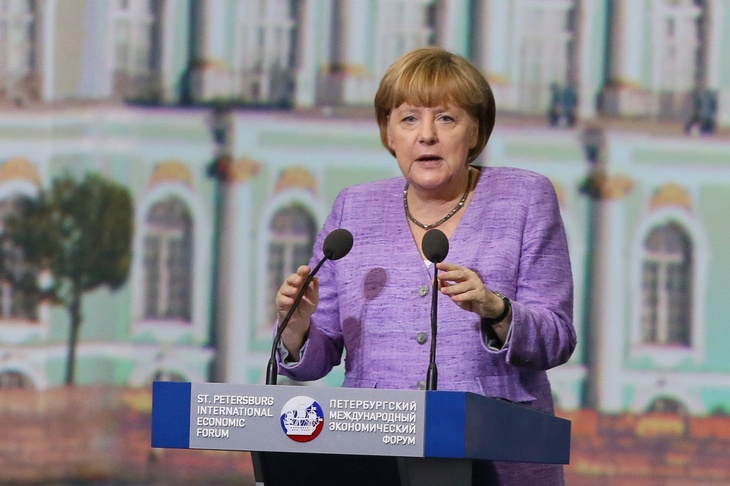 Шалят нервишки: Меркель во время пандемии затаривается вином