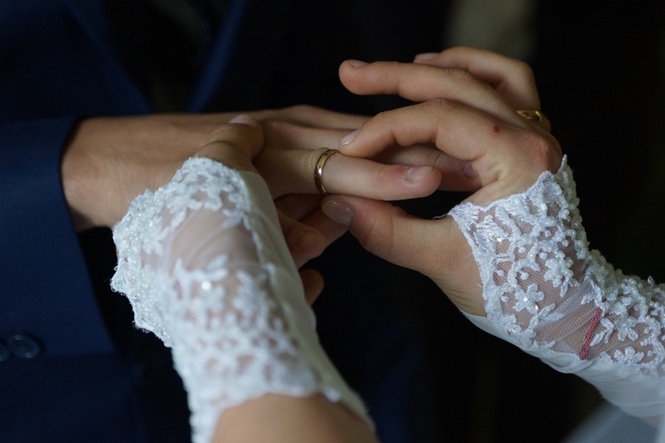 В ЗАГСе не целоваться: коронавирус изменил правила проведения свадеб