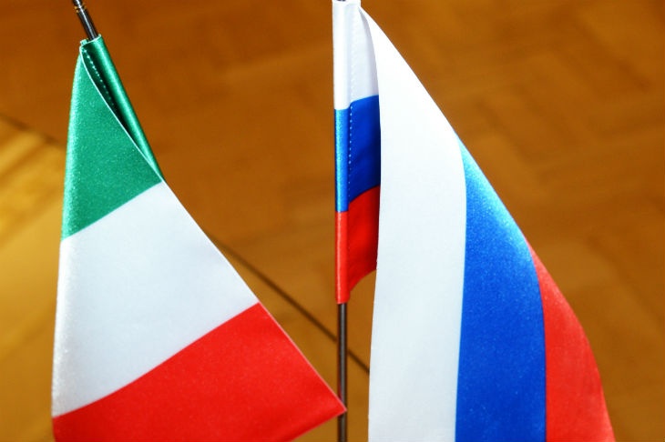 В Сети появились кадры замены флага ЕС на российский триколор в Италии