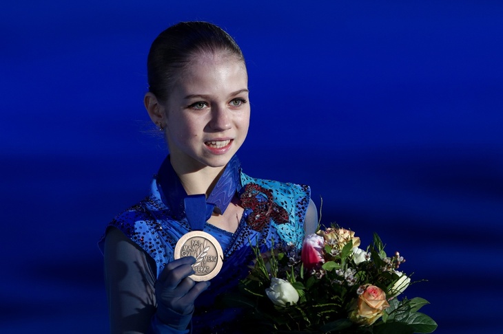 Александра Трусова с медалью