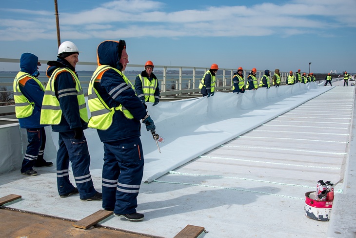 Строители Крымского моста за работой