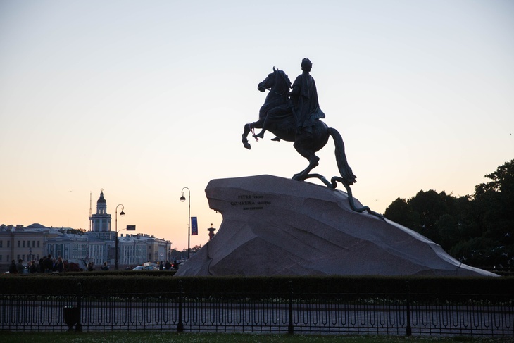 Вид на памятник Петру I в Санкт-Петербурге
