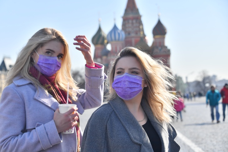 Девушки в масках на Красной площади