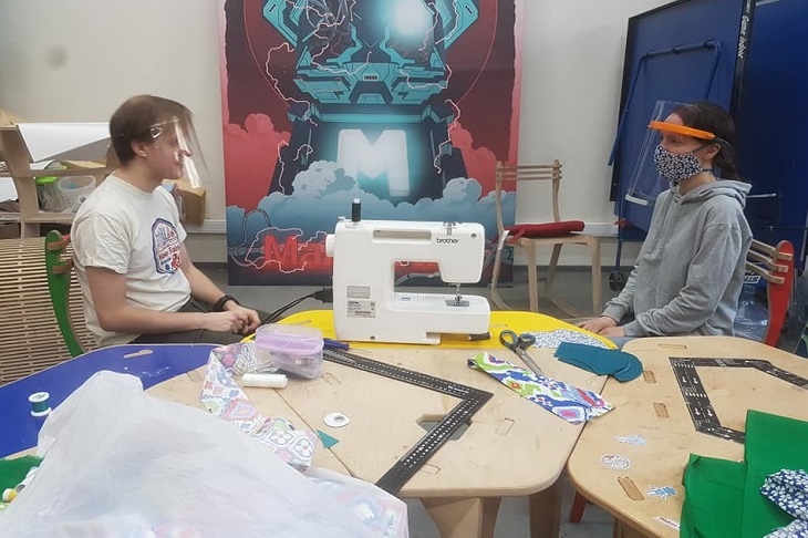 Российские мейкеры печатают на 3D-принтерах «забрала» для врачей