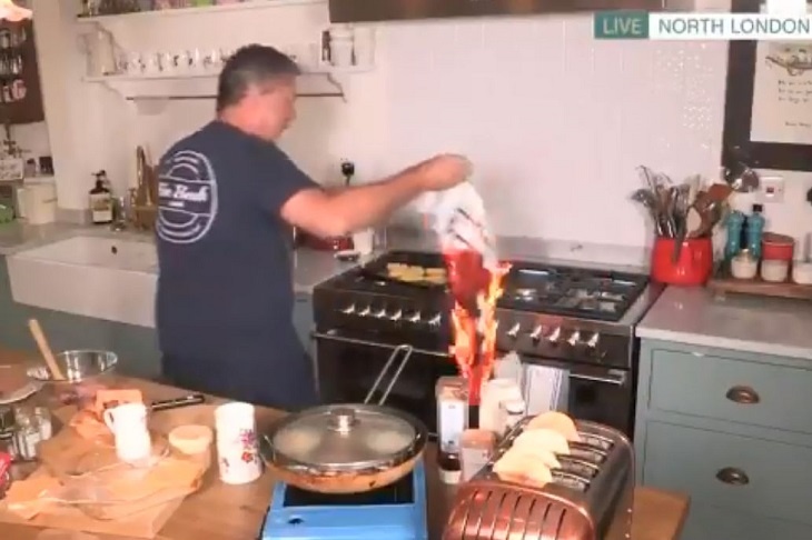 Шеф-повар в прямом эфире чуть не сжег свою кухню