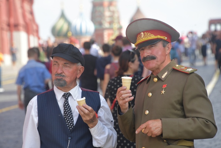 Двойники Владимира Ленина и Иосифа Сталина на Красной площади