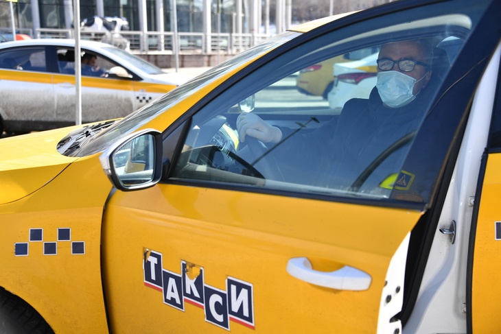 Без кода до центра не подбросят: таксистов обяжут проверять пропуска у москвичей