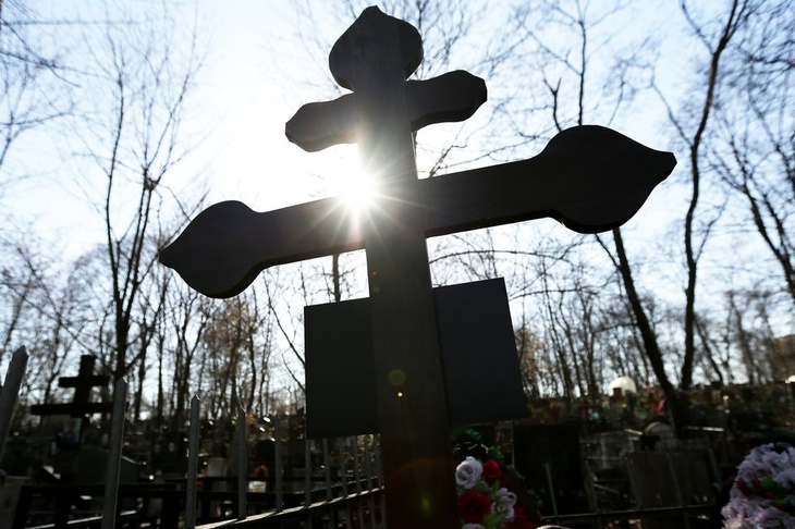 Не по-церковному: москвичам запретили идти на кладбище на Пасху