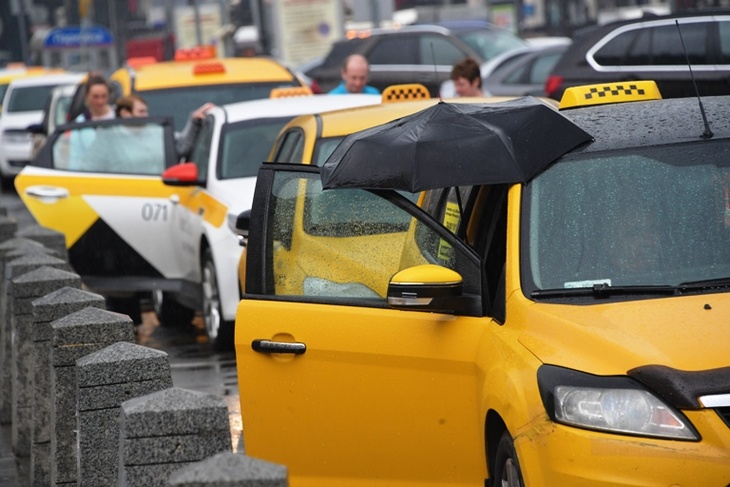 «Лучше помогите с масками!»: столичные таксисты обратились к властям