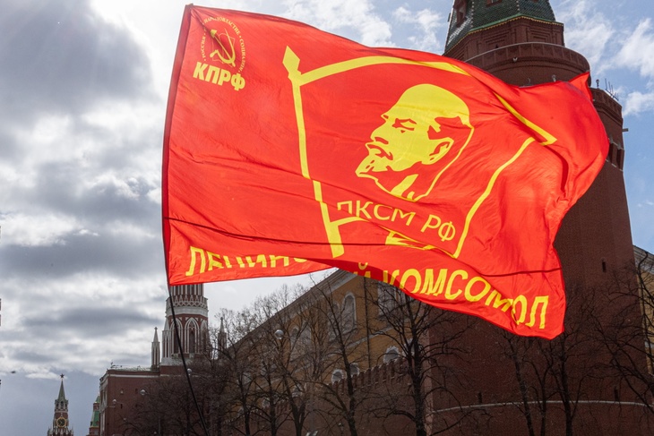 Красное знамя с Владимиром Лениным