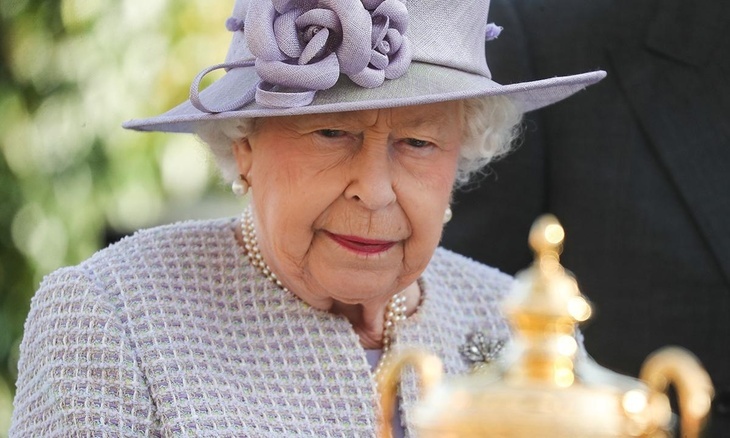 Британская королева объявила, что самоизолируется «на месяцы»
