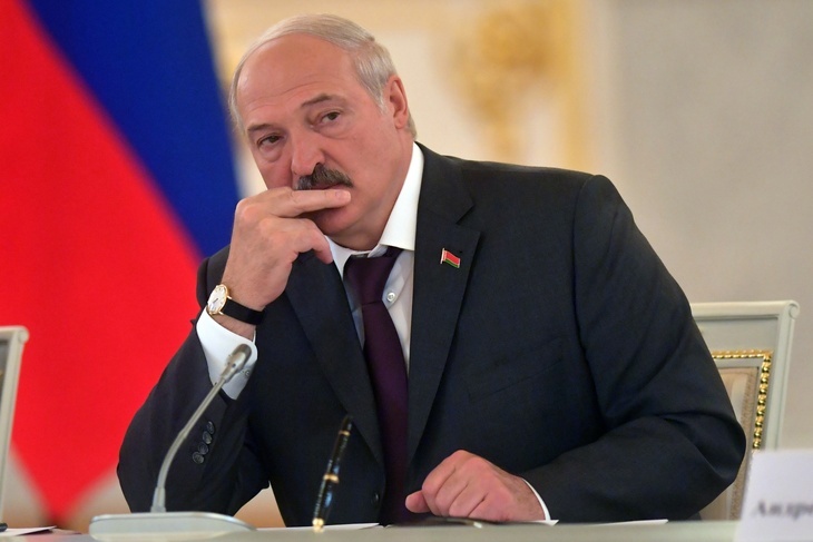 «Я долго думал»: Лукашенко решил не отменять парад Победы