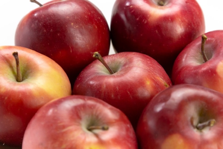 Яблочко с «начинкой»: в каких супермаркетах нельзя покупать фрукты