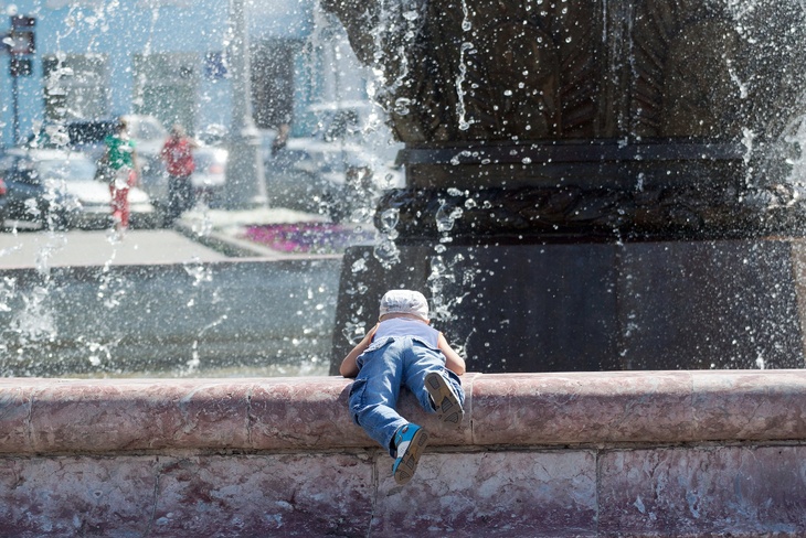 Мальчик в фонтане