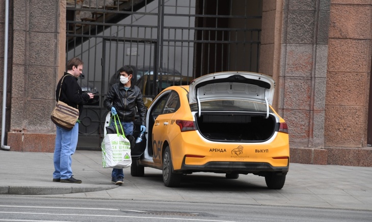 Россиянин напал на таксиста из-за пропуска