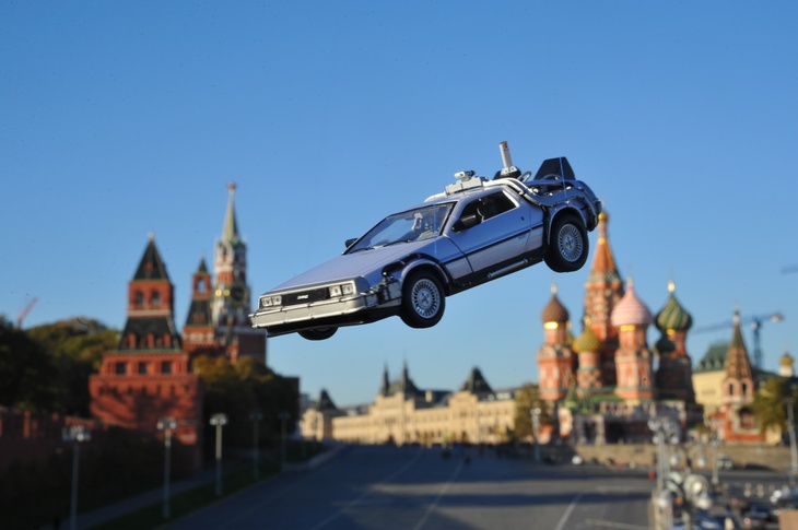 Модель автомобиля DeLorean DMC-12 из фильма «Назад в будущее» на Красной площади.