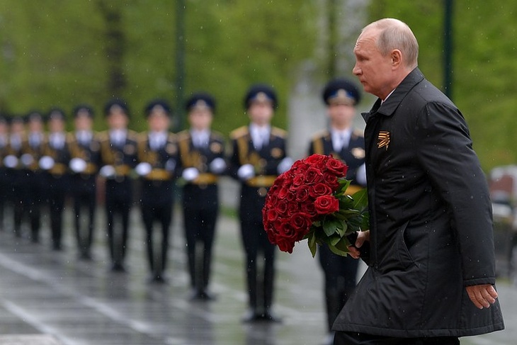Президент возложил цветы к Могиле Неизвестного солдата и поздравил страну с праздником