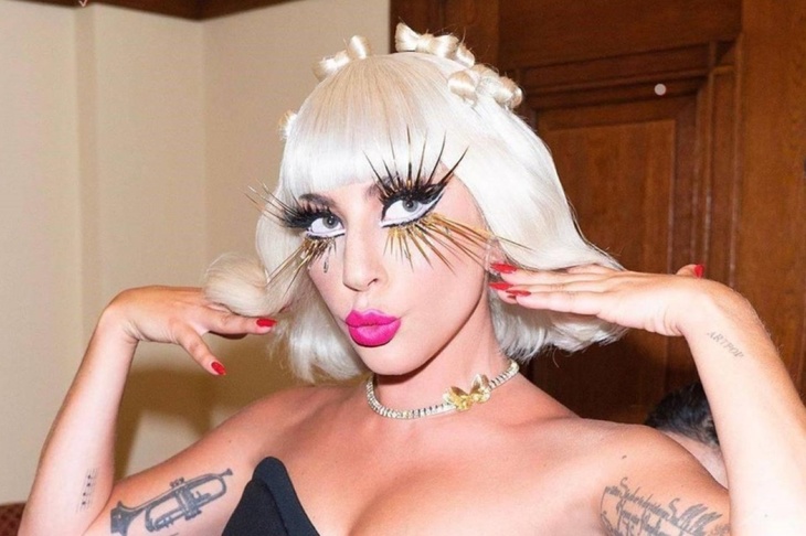 Располневшая Леди Гага прошлась по городу в колготках и лифчике