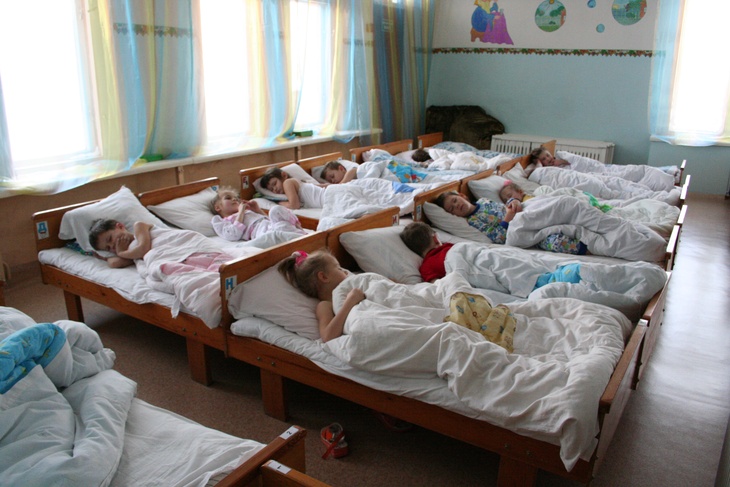 «Лена в отрубе»: пьяная воспитательница детсада уснула на детской кроватке 