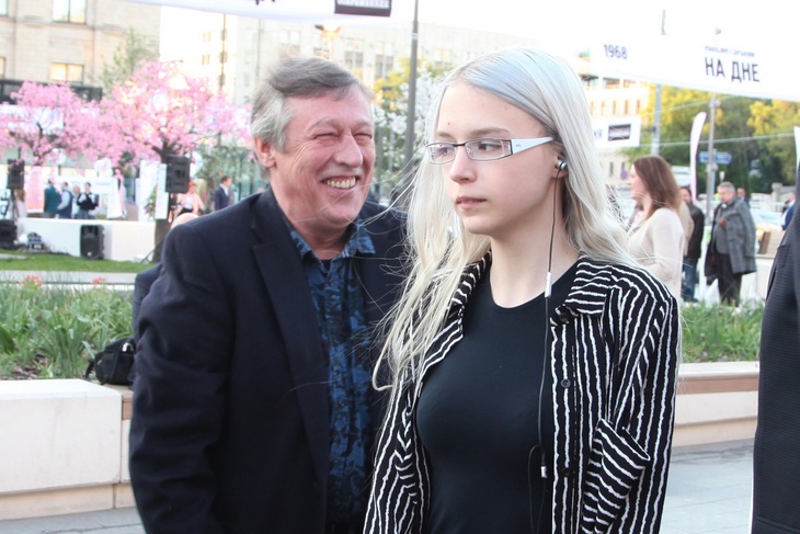 Михаил Ефремов сдал дочь-гендерквира на поруки Ренате Литвиновой
