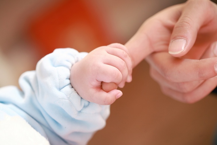 Рука новорожденного ребенка