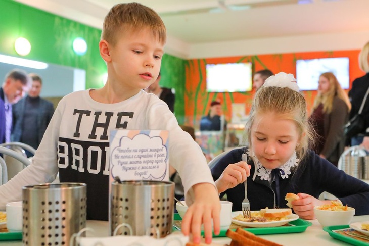 Учеников начальной школы будут кормить бесплатными обедами