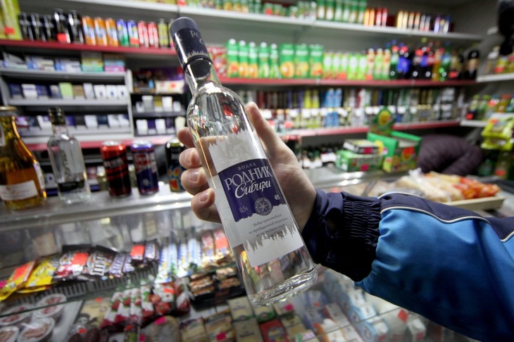Спаивание населения не решить сбором 100 рублей с бутылки — эксперт