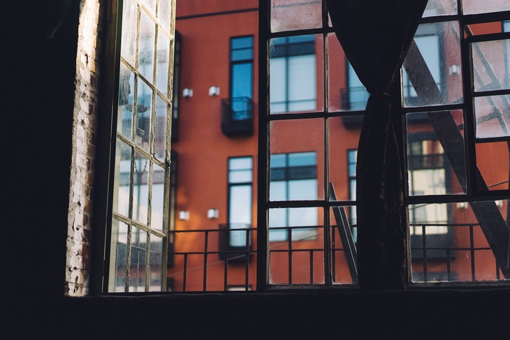 В Москве школьник открыл стрельбу из автомата по балкону дома