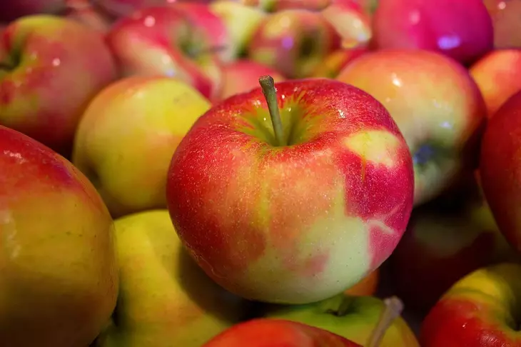 Чем опасна диета с яблоками