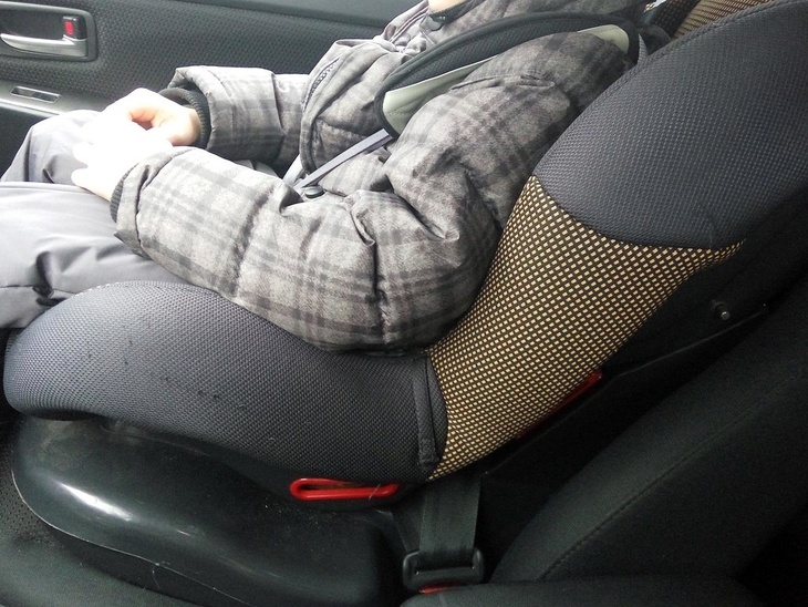 Автоэксперт возмутился поведением родителей, рискующих жизнью детей в машине