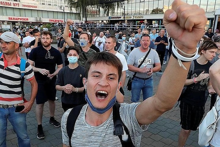Протестующих на второй день на улицах Минска стало даже больше. 
