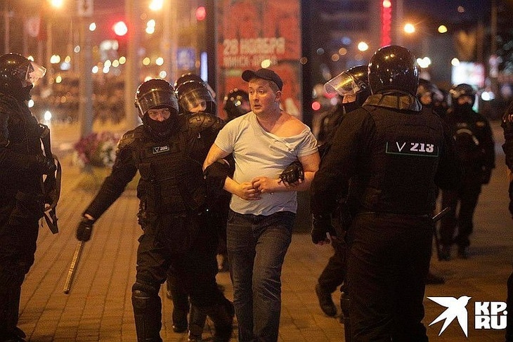 Милиция задерживает протестующих во время беспорядков в Белоруссии.