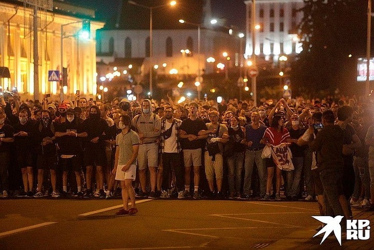 Протестующие в Минске стараются держаться тесно. Но как только приходит ОМОН, разбегаются.