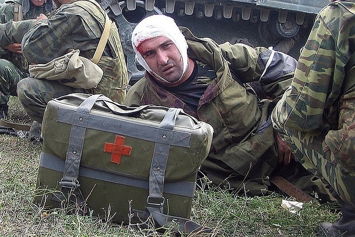 Раненый российский боец на подступах к Цхинвалу. Это фото сделал наш военкор Александр Коц, который сам был ранен под Цхинвалом.