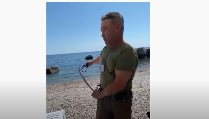 Уволен крымский охранник, напавший с нагайкой на отдыхающих