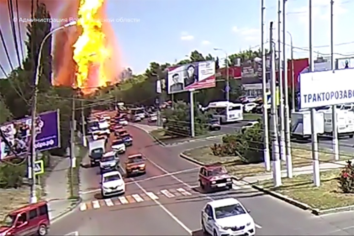 Камера сняла момент взрыва на заправке в российском городе