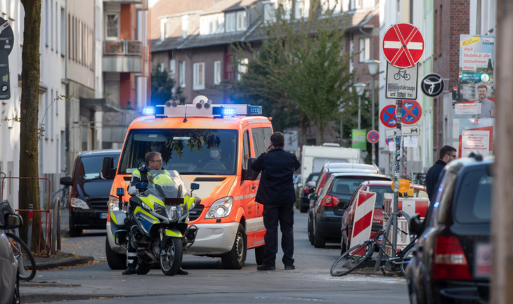 В Париже мужчина с мачете ранил четырех человек 