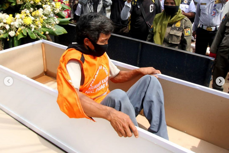 Кого могила исправит: в Индонезии нашли наказание для не носящих маски