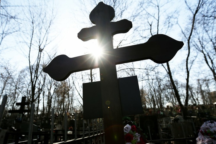 Дети-грабители могил разнесли кладбище